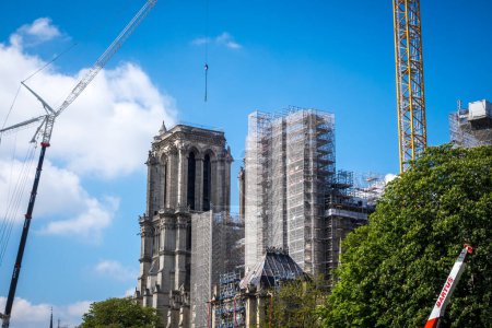 Foto de París - Francia - 02 de mayo de 2023: Reconstrucción de la catedral de Nuestra Señora de París en la Ile de la Cite. Vista desde las orillas del Sena - Imagen libre de derechos
