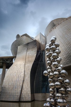 Foto de Bilbao - España - 19 de julio de 2022: Museo Guggenheim por Frank Gehry - Imagen libre de derechos