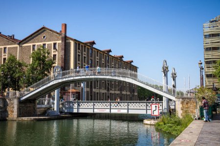 Téléchargez les photos : Paris - France - 05 juin 2023 : Pont élévateur et canal de l'Ourcq - en image libre de droit