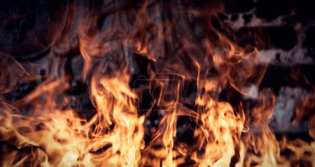 Téléchargez les photos : Flammes dans la cheminée. Texture de fond isolé sur un fond noir - en image libre de droit