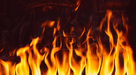 Téléchargez les photos : Flammes dans la cheminée. Texture de fond isolé sur un fond noir - en image libre de droit