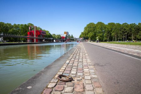 Téléchargez les photos : Paris - France - 05 juin 2023 : Parc de la Villette et canal de l'Ourcq en été - en image libre de droit