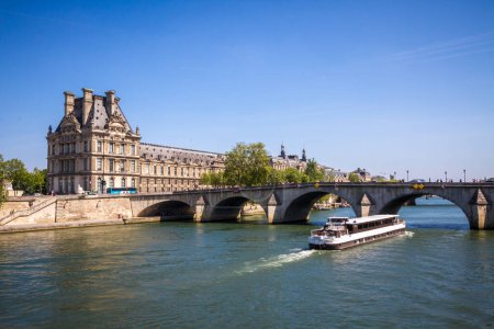 Téléchargez les photos : Paris - France - 02 mai 2023 : Musée du Louvre et pont royal depuis la Seine - en image libre de droit