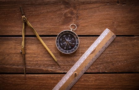 Téléchargez les photos : Règle vintage, dessin et boussole de navigation sur une planche en bois rustique - en image libre de droit