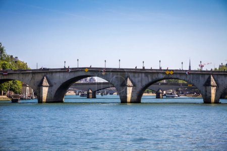 Téléchargez les photos : Ponts Carrousel et Royal sur la Seine, Paris, France - en image libre de droit
