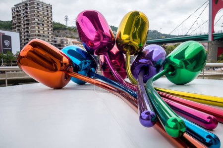 Téléchargez les photos : Bilbao - Espagne - 19 juillet 2022 : Sculpture des tulipes par Jeff Koons devant le musée Guggenheim - en image libre de droit