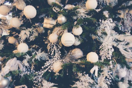 Téléchargez les photos : Arbre de Noël fond avec des ornements blancs. Vue rapprochée - en image libre de droit