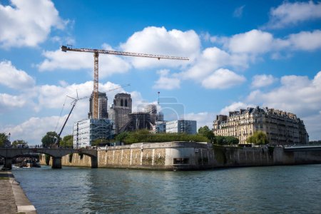 Téléchargez les photos : Reconstruction de la cathédrale Notre-Dame de Paris sur l'Ile de la Cité, France. Vue depuis les berges de Seine - en image libre de droit