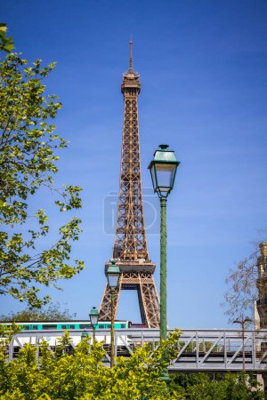 Foto de Torre Eiffel y metro en un puente en París, Francia - Imagen libre de derechos