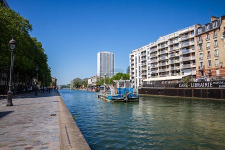 Foto de París - Francia - 05 de junio de 2023: Barco dragado en el canal de Ourcq - Imagen libre de derechos