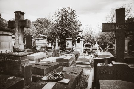 Téléchargez les photos : Paris - France - 02 mai 2023 : Sépulture au cimetière du Père Lachaise. Photographie noir et blanc - en image libre de droit