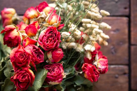 Téléchargez les photos : Bouquet de fleurs séchées sur une planche de bois rustique. Fond vintage - en image libre de droit