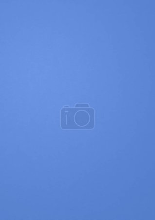 Téléchargez les photos : Fond de texture de papier bleu lilas. papier peint vertical propre - en image libre de droit