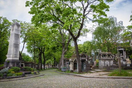 Téléchargez les photos : Paris - France - 02 mai 2023 : Sépulture au cimetière du Père Lachaise - en image libre de droit