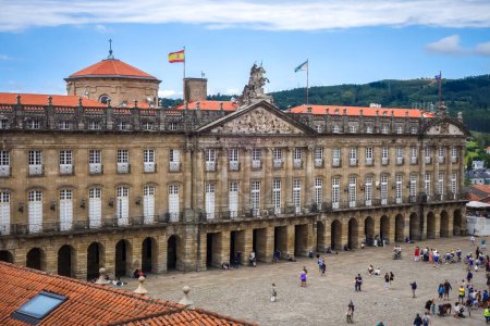 Foto de Santiago de Compostela - España - 3 de julio de 2022: Vista de la plaza Obradoiro desde la Catedral - Imagen libre de derechos