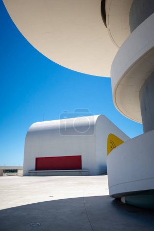 Téléchargez les photos : Aviles - Espagne - 10 juillet 2022 : Oscar Niemeyer International Cultural Centre - en image libre de droit