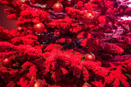 Téléchargez les photos : Arbre de Noël fond avec des ornements rouges. Vue rapprochée - en image libre de droit