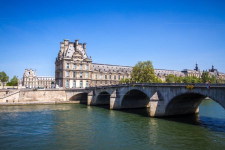 Téléchargez les photos : Musée du Louvre et pont royal vue de la Seine, Paris, France - en image libre de droit