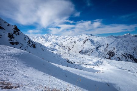 Foto de Pistas de esquí y montañas de Les Menuires en los Alpes franceses, Francia - Imagen libre de derechos