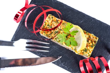 Foto de Deliciosa terrina de pescado fresco en un plato para el día de celebración - Imagen libre de derechos
