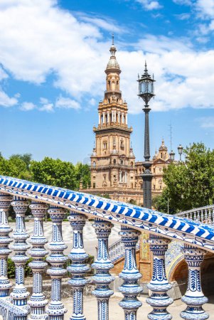 Foto de Puente, barro azul, azulejos, en Plaza de España Sevilla - Imagen libre de derechos