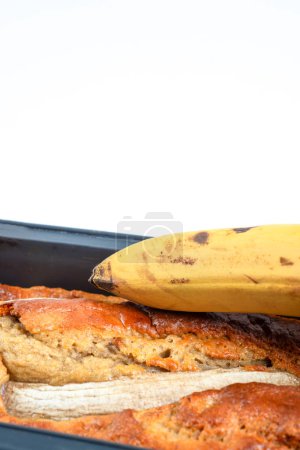 Foto de Pan de plátano, con rebanadas en una fuente para servir - Imagen libre de derechos
