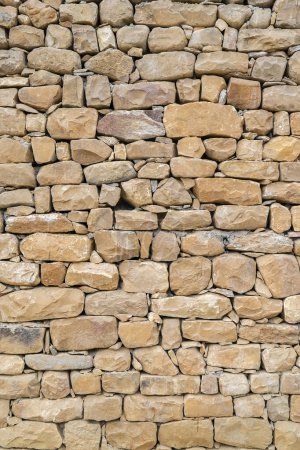 Foto de Pared de piedra compuesta de piedras de diversas formas, Fondo natural - Imagen libre de derechos