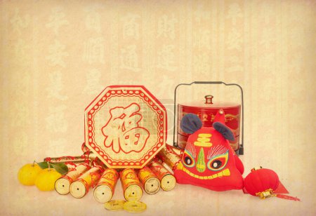 Foto de Tradición tigre muñeca de tela china, 2022 es el año del tigre, caracteres chinos significan: buena bendición para el año nuevo - Imagen libre de derechos