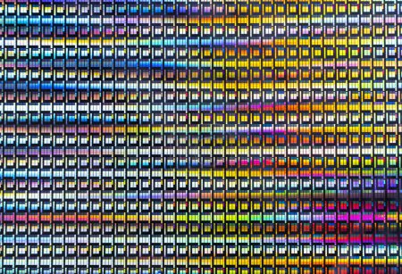 Téléchargez les photos : Plaquette de puce de silicium reflétant différentes couleurs - en image libre de droit