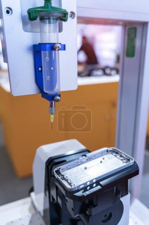 Téléchargez les photos : Seringue de colle de maintien automatique Injection dans l'usine de téléphonie mobile - en image libre de droit