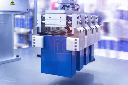 Foto de Máquina de inteligencia artificial en la fábrica de fabricación industrial de batería de litio - Imagen libre de derechos