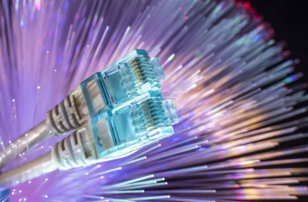 Foto de Primer plano de los cables de red con fondo de fibra óptica - Imagen libre de derechos