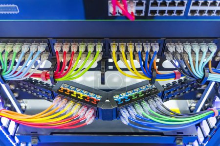 Foto de Panel de red, interruptor y cable colorido en el centro de datos - Imagen libre de derechos