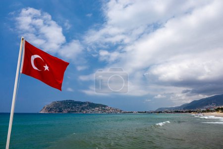 Foto de Playa de Alanya en Turquía, bandera nacional de Turquía, paisaje de viaje - Imagen libre de derechos