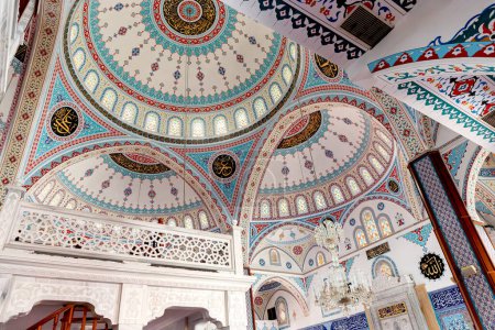 Foto de El interior de la majestuosa mezquita de Manavgat en Turquía, Europa - Imagen libre de derechos