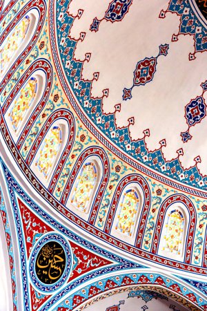 Foto de La cúpula de la majestuosa mezquita de Manavgat en Turquía, Europa - Imagen libre de derechos