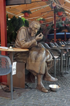 Téléchargez les photos : ZAGREB, CROATIE - 3 JUILLET 2023 : Café avec Faust Vrancic, sculpture de Faust Vrancic, polymaths et évêque de Sibenik, alors partie de la République de Venise - en image libre de droit