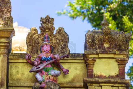 Téléchargez les photos : Sculpture de Dieu dans le temple hindou traditionnel au Sri Lanka - en image libre de droit