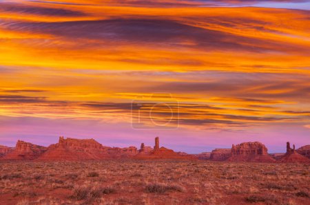 Téléchargez les photos : Formation rocheuse de la Vallée des Dieux avec Monument Valley au lever du soleil - en image libre de droit