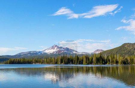Foto de Sereno hermoso lago en las montañas de la mañana, Oregon, EE.UU.. - Imagen libre de derechos