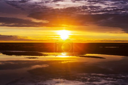 Téléchargez les photos : Sunset scene on the lake at sunset summer nature landscapes - en image libre de droit