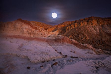 Téléchargez les photos : Formations de grès dans l'Utah, États-Unis la nuit. Beaux paysages insolites. - en image libre de droit