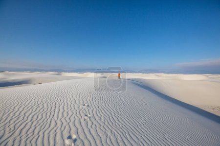 Foto de Senderista en White Sands Dunes en Nuevo México, Estados Unidos - Imagen libre de derechos