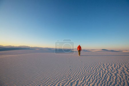 Foto de Senderista en White Sands Dunes en Nuevo México, Estados Unidos - Imagen libre de derechos