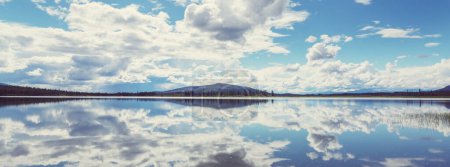 Téléchargez les photos : Scène sereine au bord du lac de montagne au Canada - en image libre de droit
