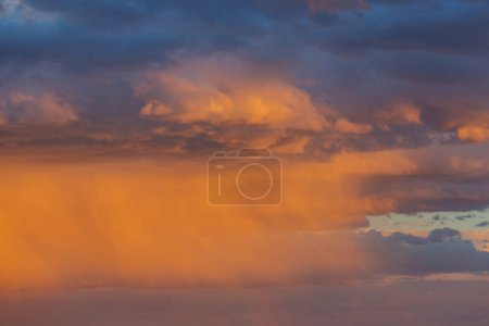 Foto de Nubes de tormenta inusuales al atardecer. Adecuado para fondo. - Imagen libre de derechos