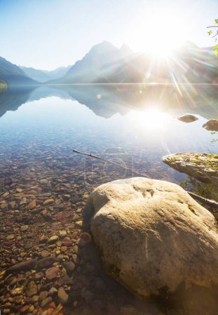 Téléchargez les photos : Beau lac Bowman avec reflet des montagnes spectaculaires dans le parc national des Glaciers, Montana, États-Unis
. - en image libre de droit