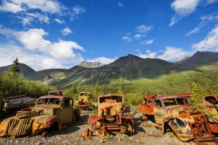 Foto de Una serie de camiones oxidados abandonados de la posguerra que yacen oxidados en el desierto durante el verano en el norte de Canadá - Imagen libre de derechos
