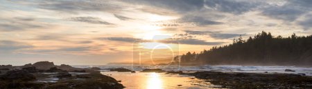 Téléchargez les photos : Sunset scene in a ocean beach,  Nature and travel background - en image libre de droit