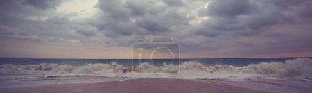 Téléchargez les photos : Tempête sur une plage océanique - en image libre de droit